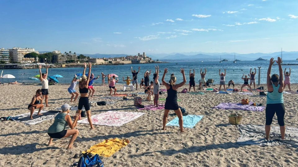 cours-de-yoga-en-plein-air-plage-mediterranee